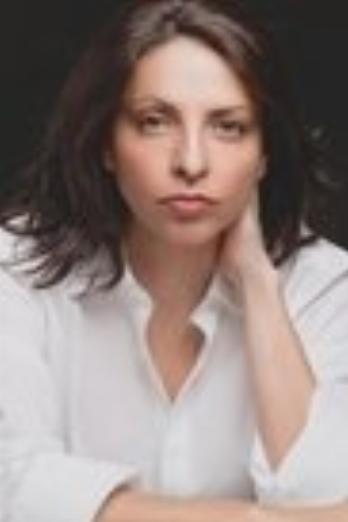 Veronica Falcón isDr. Alana Soto