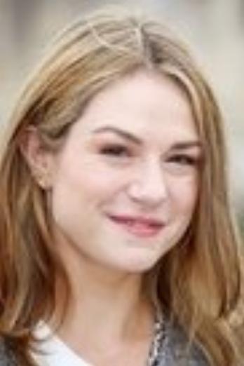 Émilie Dequenne isOdile