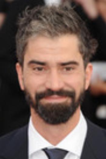 Hamish Linklater isLeonard