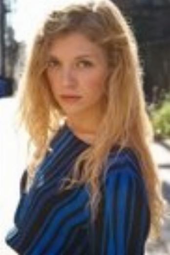 Lindsay LaVanchy isUrsa (głos)