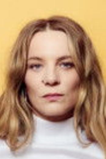 Lilith Stangenberg isEllen Lunies