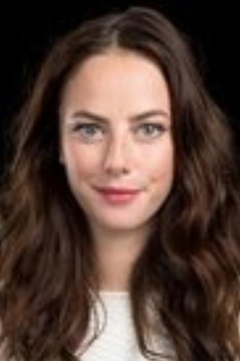 Kaya Scodelario isCarina Smyth