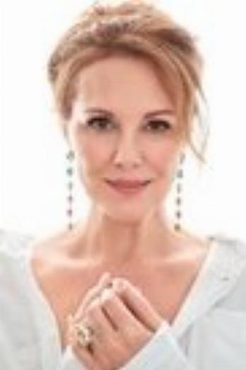 Elizabeth Perkins isMargaret McLanden