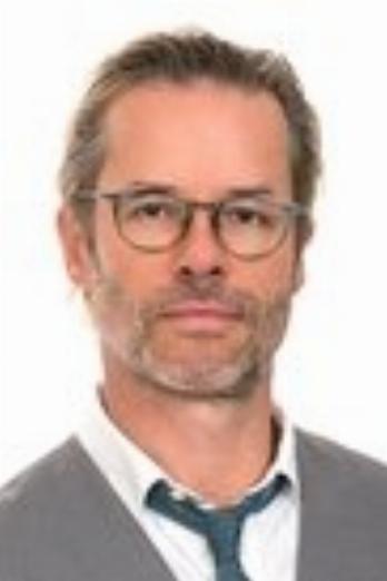Guy Pearce isMaury