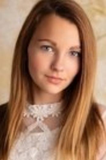 Livvy Stubenrauch isYoung Anna (głos)