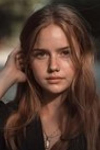 Amélie Hoeferle isSarah