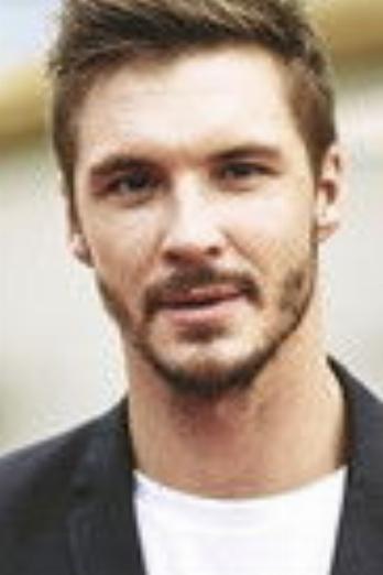 Mikołaj Roznerski isMaciek