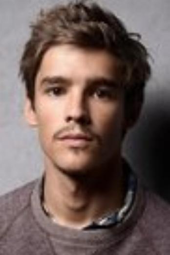 Brenton Thwaites isHenry Turner