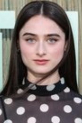 Raffey Cassidy isZsófia