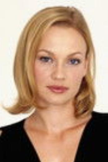 Samantha Mathis isKathy Crandall
