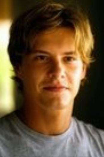 Xavier Samuel isLieutenant Parker