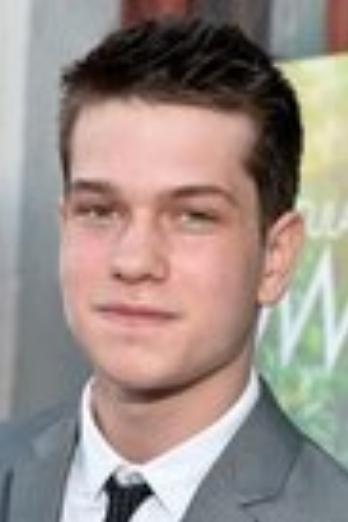 Liam James isNoah Curtis