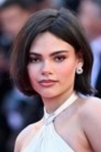 Ariana Greenblatt isSasha