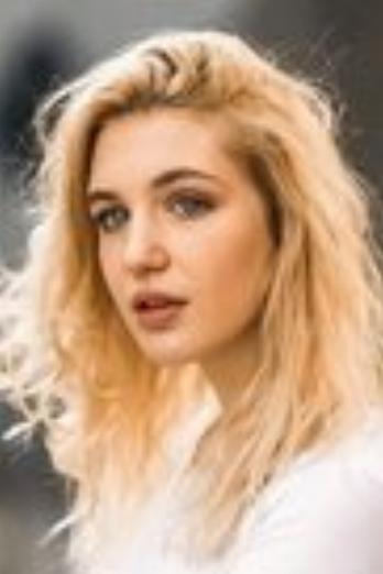 Sophie Nélisse isIrena Gut Opdyke