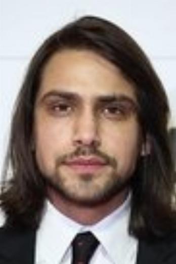 Luke Pasqualino isWulf (głos)