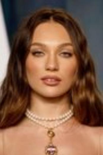 Maddie Ziegler isRuthie