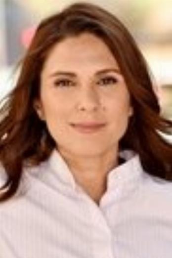 Shila Ommi isCinder (głos)