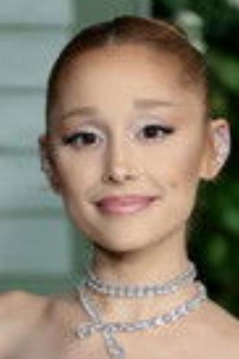 Ariana Grande isGalinda / Glinda