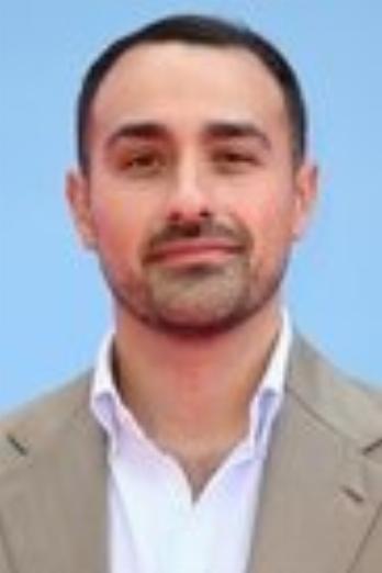 Jamie Demetriou isChester (głos)