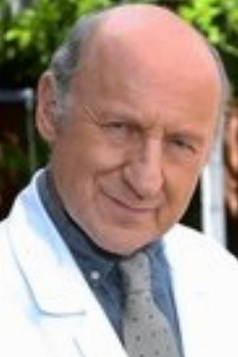 Piotr Fronczewski isDr. Paj-Chi-Wo