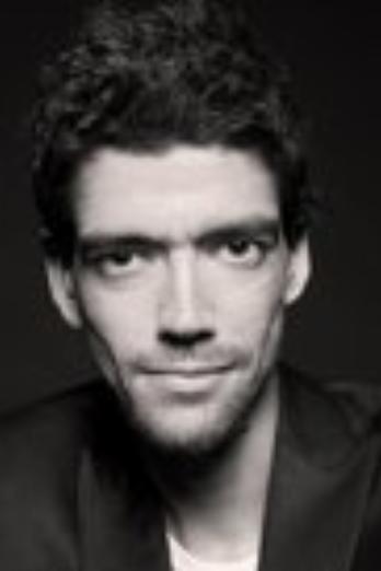Javier Botet isDracula / Nosferatu