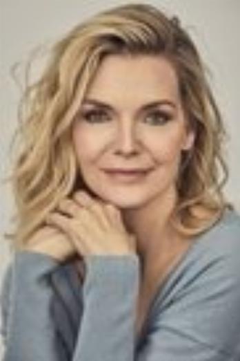 Michelle Pfeiffer isElvira