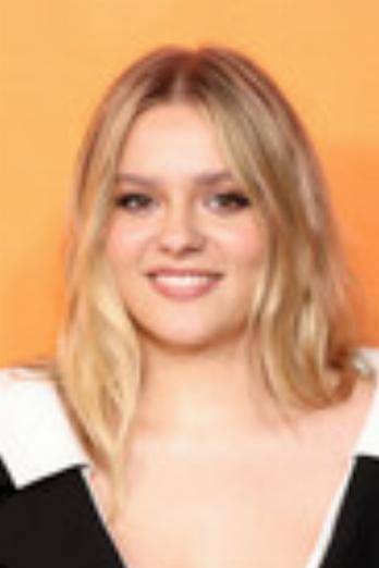 Maisy Stella isElliott