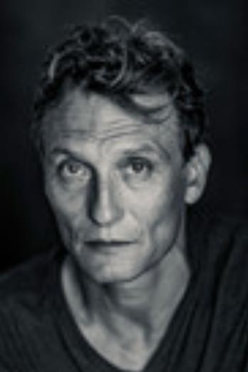 Oliver Masucci isAnton Vogel