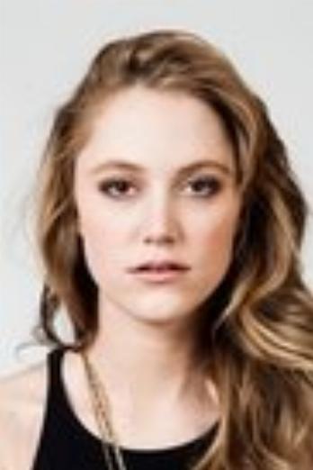 Maika Monroe isAgent Lee Harker