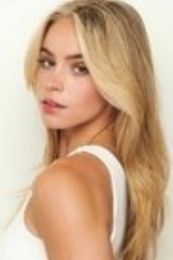 Alexa Blair Robertson isMia