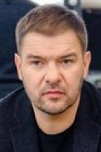 Tomasz Karolak isMelchior 'Mel'