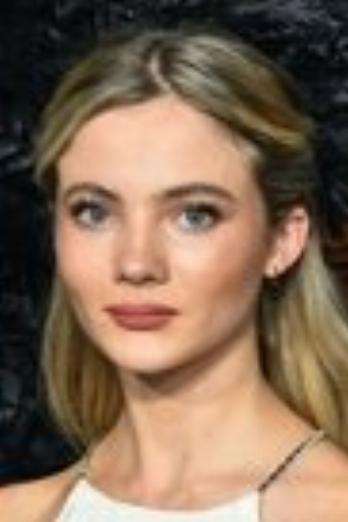 Freya Allan isNova / Mae