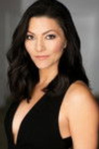 Monica Young isDee (głos)